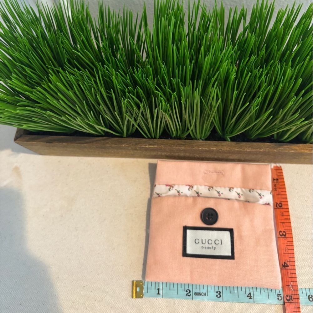 Gucci Pink Comb with Floral Accent Pouch NEW - Picture 5 of 7